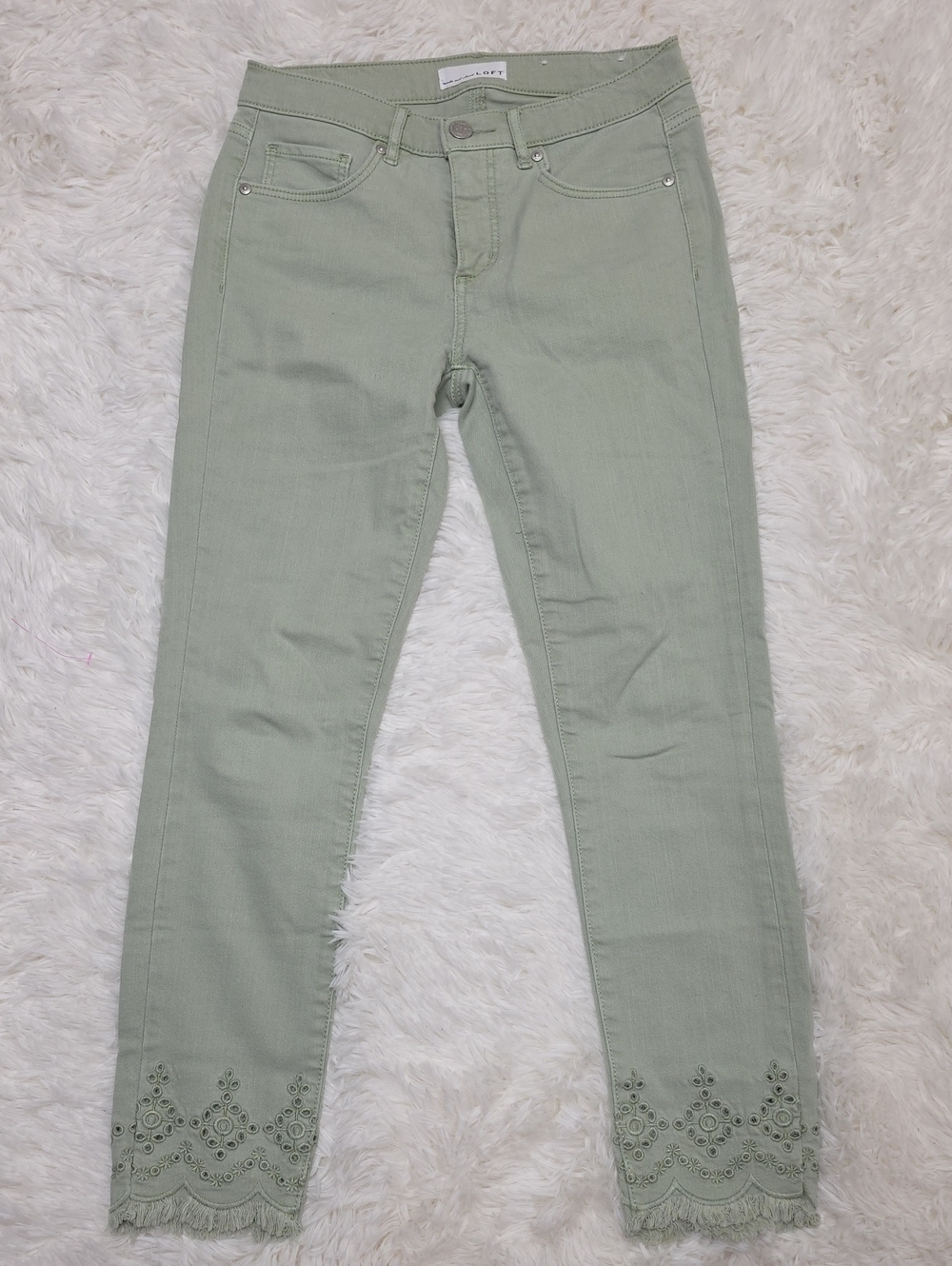 Loft- Sage Green Skinny Crop Jeans with Embroidered Scallop Hem. Size 0. NWOT